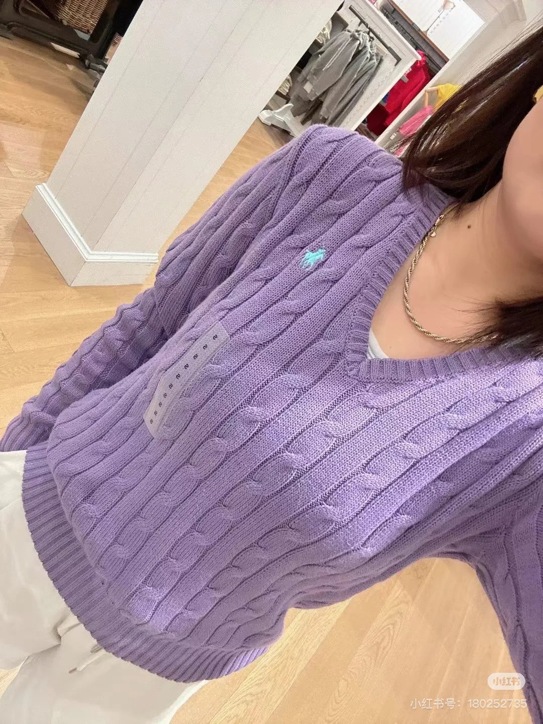 🅿️220 Style No.: L04 (Purple) Ralph Lauren RL classic war horse logo embroidered cable pattern twist button V-neck knitted sweater on the chest, same style for men and women, 9 colors Color: beige, navy, black, chick yellow, sky blue, khaki, red, gray, purple Size: XSSML M Shoulder Width 36 Clothes Length 58 Bust 44 L Shoulder Width 37 Clothes Length 60 Bust 46 Soft and glutinous🧶🫶The style is a very classic cable sweater American retro college style Perfect hand comfort. It is a must-have item for spring, autumn and winter wardrobes. It looks great when worn alone or layered as an inner wear. High-density LOGO embroidery on the chest, and original customization of tag accessories. Made of pure cotton yarn 🧶 blended with wool, pure cotton is skin-friendly and comfortable, small label war horse embroidered twist turtleneck sweater 🐎 high quality. Follow the blogger to learn how to wear it! Let’s get a Ralph Lauren cable sweater. It’s a super hard-to-find series after it became popular. It’s hard to find one on the official website. It’s simple and practical to wear, with a lazy and loose feel. The thickened fabric has a more texture, soft and delicate feel, and a loose fit. Whether worn alone or layered, you can wear different styles of fashion with just one piece. ⚠️Contains wool products🦙 Pay attention to the washing method to avoid shrinkage